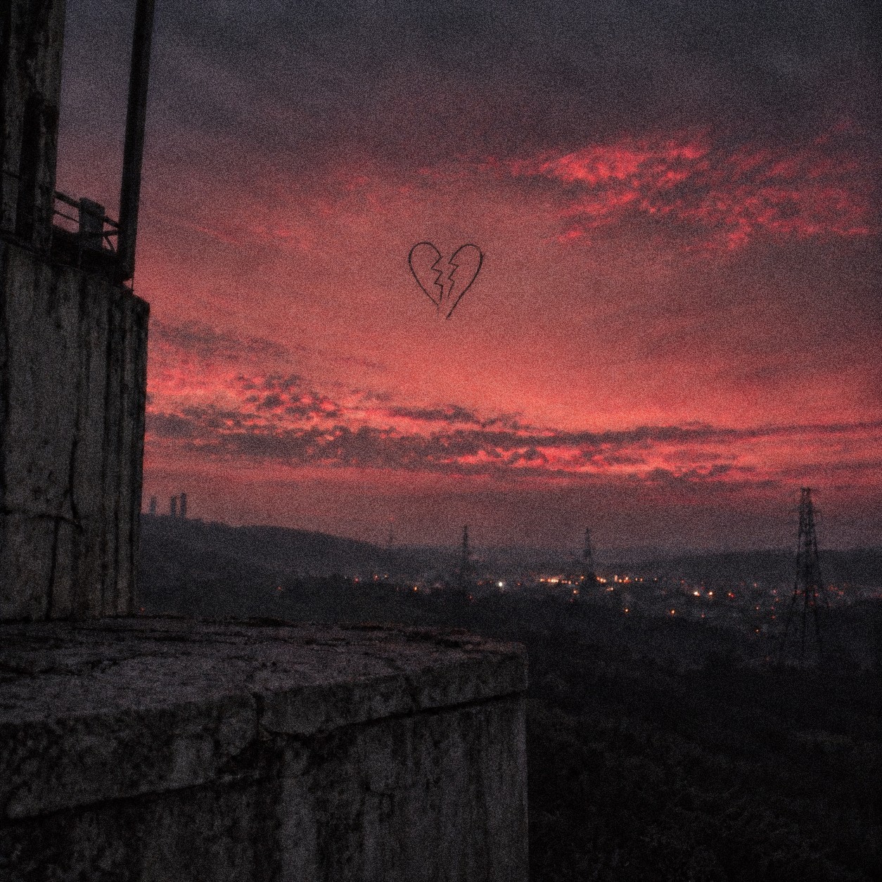 Portada oficial de «Fragments </3» de Carla Ros: un corazón roto dibujado sobre un cielo rojo al atardecer, con torres eléctricas y luces de ciudad · PLAYNOW