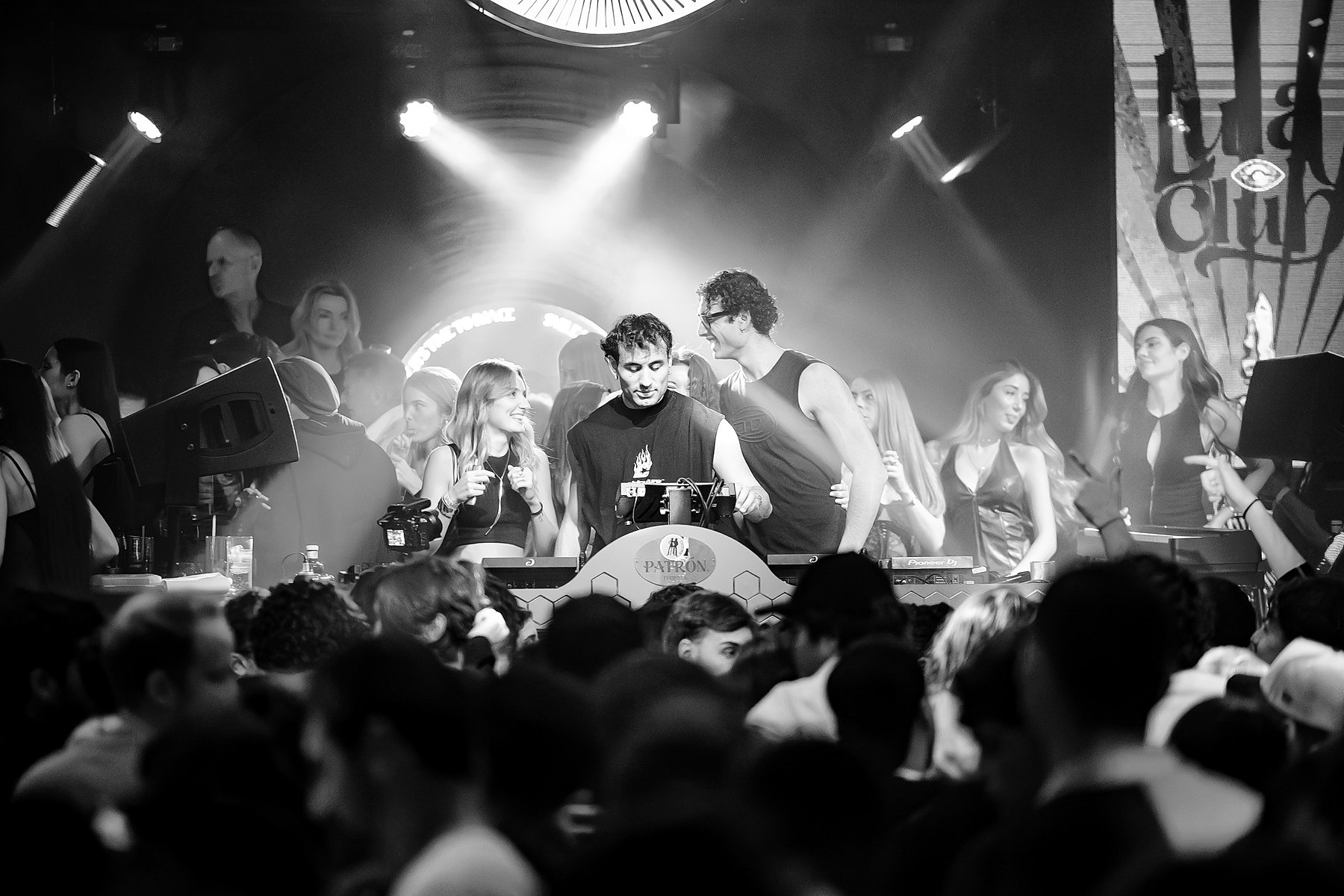 COLLISION en la cabina de Lula Club, Madrid, ante el público, fotografía en blanco y negro · PLAYNOW