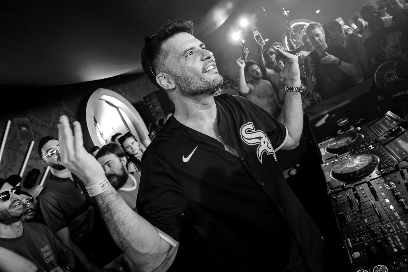 Jose De Mara en cabina ante el público, en blanco y negro · PLAYNOW