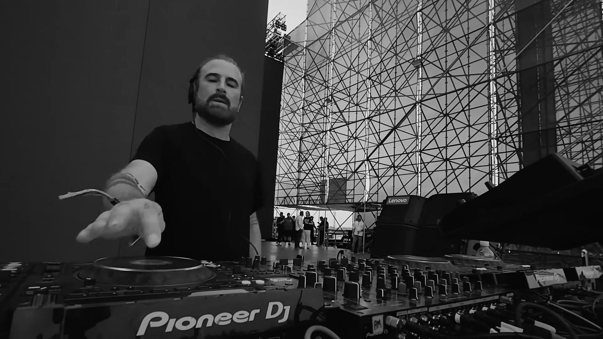 JP Candela pinchando en la cabina de A Summer Story, en blanco y negro · PLAYNOW