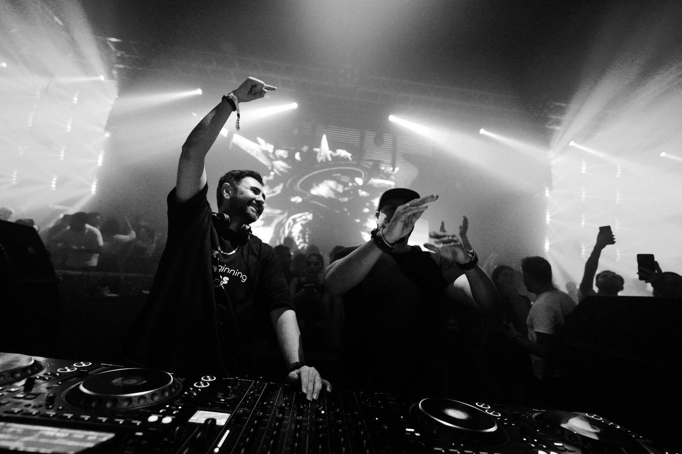NODUS en la cabina durante una sesión de club, imagen de su dosier oficial en blanco y negro · PLAYNOW