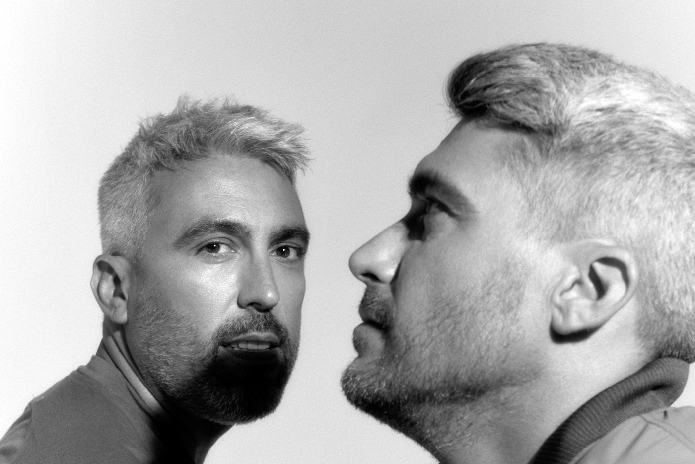 Two Lives, los dos hermanos de perfil, retrato oficial en blanco y negro · PLAYNOW